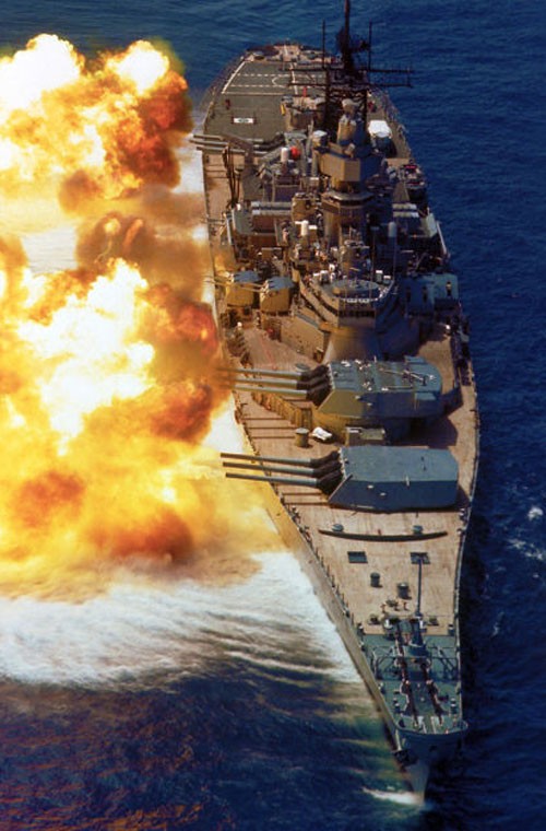 USS Iowa (BB-61) là chiếc thiết giáp hạm đầu tiên thuộc lớp tàu cùng tên, được hạ thủy năm 1942, chính thức biên chế tháng 2/1943 và nghỉ hưu từ tháng 11 năm 1990. Trong suốt thời gian phục vụ, chiếc tàu chiến cỡ 45.000 tấn này trải qua một cuộc hiện đại hóa lớn năm 1984, tháo bỏ gần hết hệ thống pháo trên tàu và thay bằng tên lửa (Tomahawk và Harpoon). Tuy nhiên, 9 khẩu pháo 406mm thì vẫn được giữ nguyên cho tới ngày nó loại biên chế.